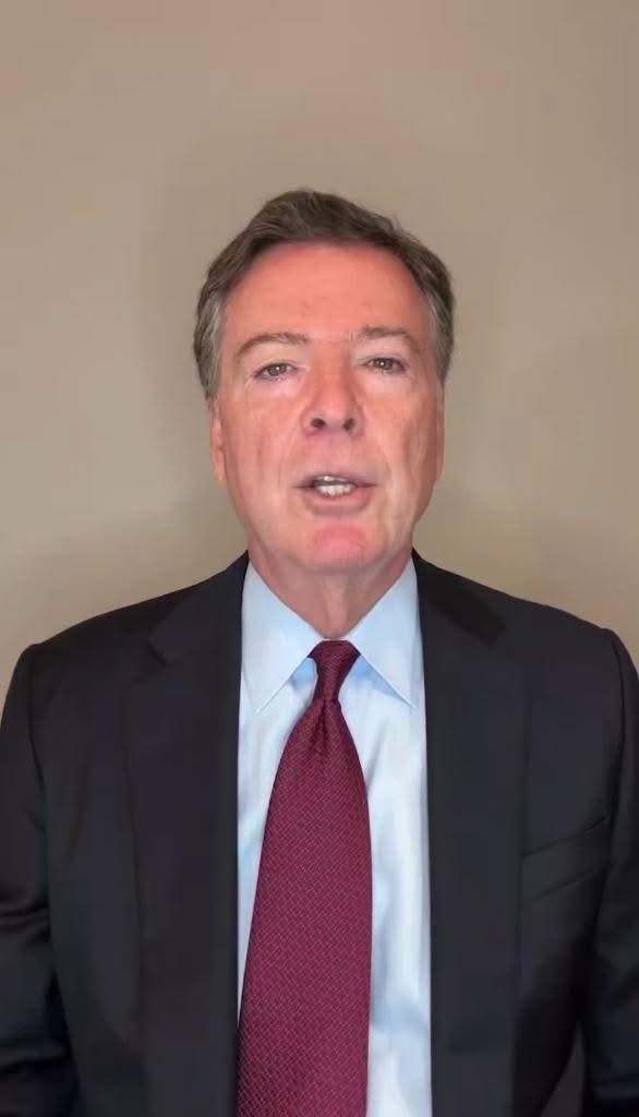 EricTrumpRAW's tweet image. 🚨 James Comey is furious after Trump’s DOJ fired his daughter, Maurene Comey, from the SDNY.
Now he’s ranting: “Trump is hammering at the dam… trying to turn it into another gold-leaf Trump subsidiary.” 🤡
#JamesComey #TrumpDOJ #MaureneComey