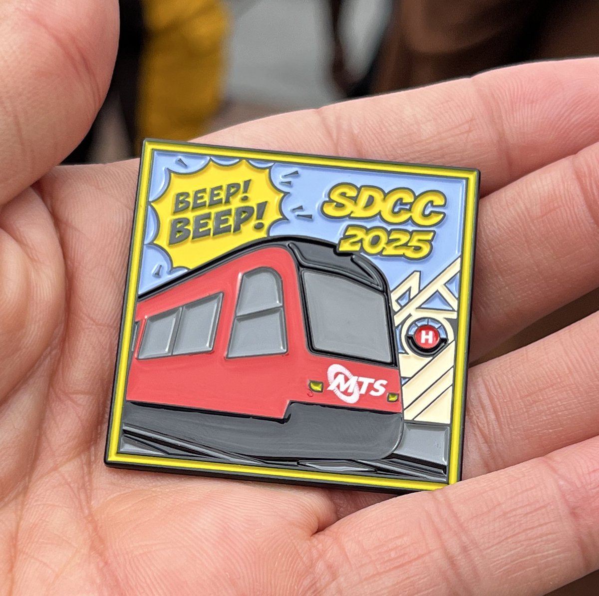 Outside Comic Con tweet media