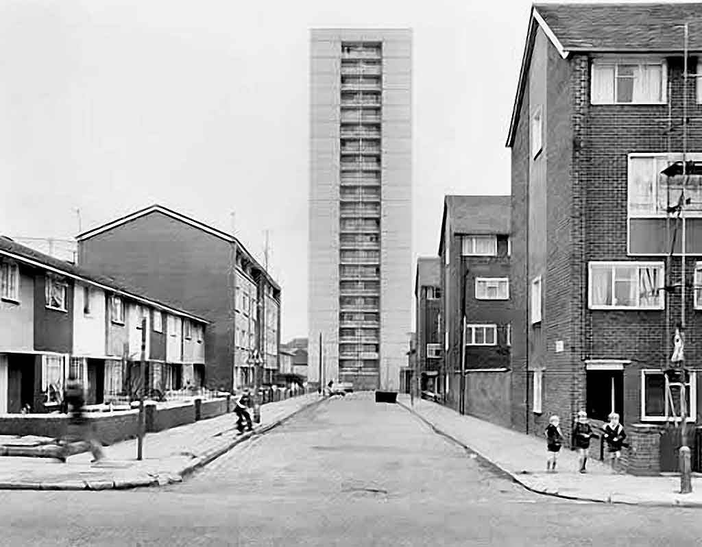 Liverpool1207's tweet image. When Logan Towers on Athol/Hedley Street opened on 22nd July 1966 it was the world’s tallest pre-fabricated building, and saw Liverpool overtake London in terms of high-rise residences.
Demolished 1991