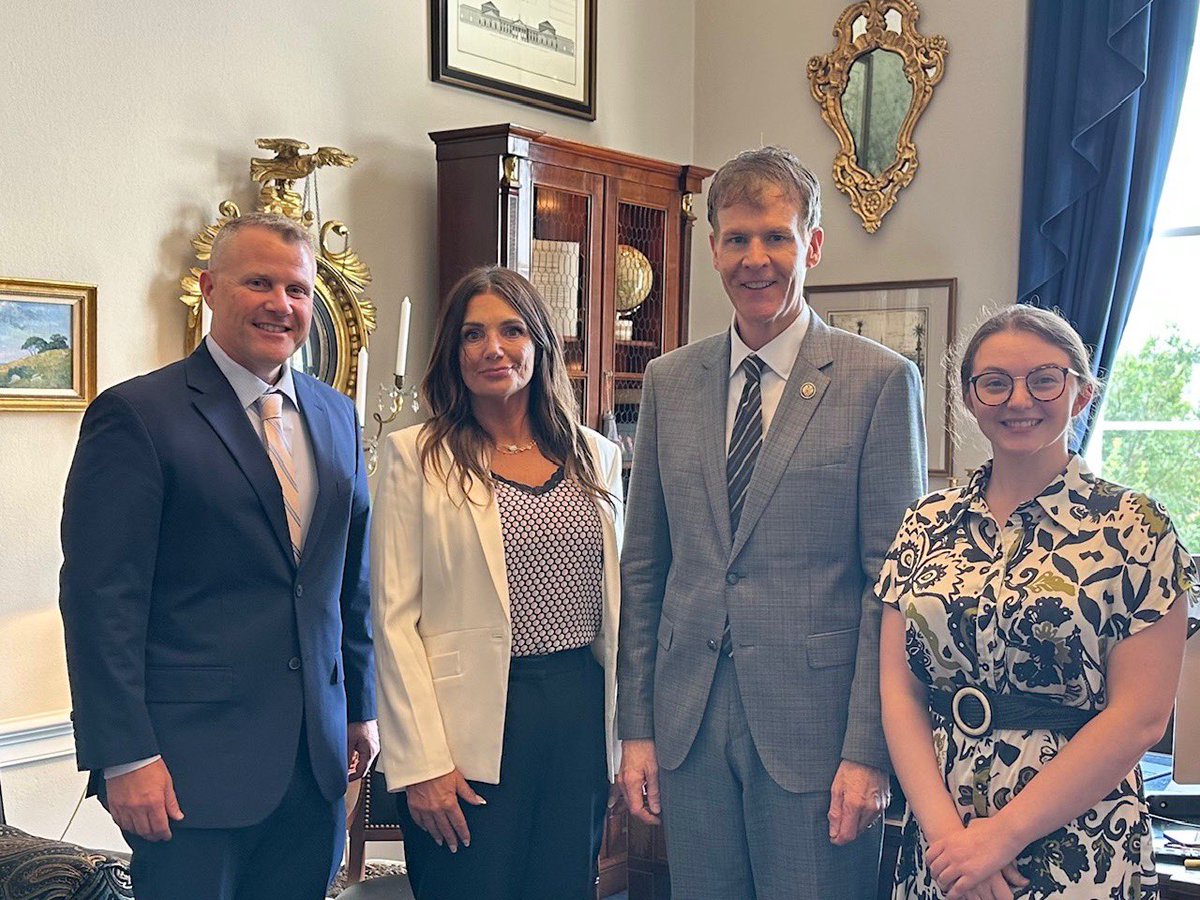 RepShreve's tweet image. #CD6 sits at the crossroads of America. And we’re growing a vibrant distribution-based economy. I met with members of the @TCANews and Landstar Trucking. Landstar has a big field operations center in Marion County. Opportunities to meet with leaders of our transportation…