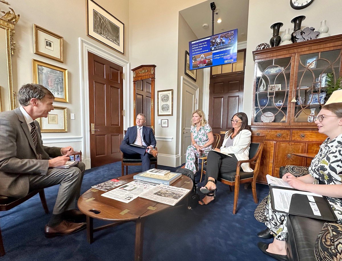 RepShreve's tweet image. #CD6 sits at the crossroads of America. And we’re growing a vibrant distribution-based economy. I met with members of the @TCANews and Landstar Trucking. Landstar has a big field operations center in Marion County. Opportunities to meet with leaders of our transportation…