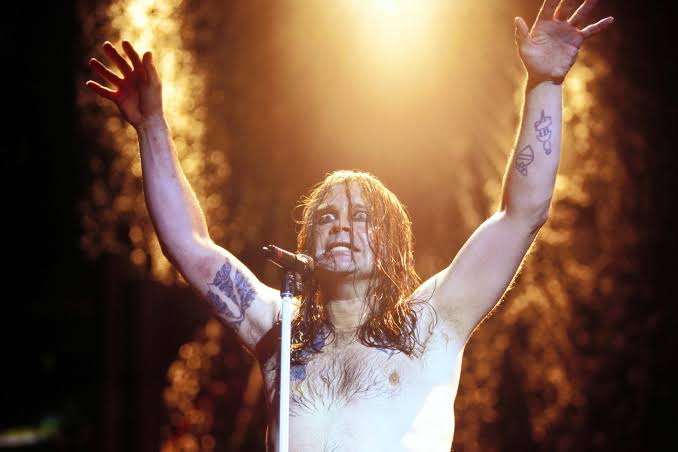 Y cómo si hubiera cerrado con broche de oro después de Back to the Beginning, Ozzy Osbourne se despide de este plano.
Larga vida al Principe de las Tinieblas.