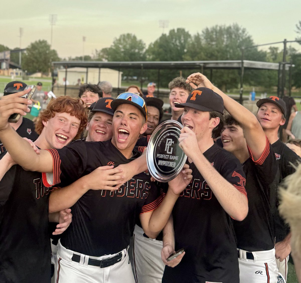 Luke Dauw (“Dow”) tweet media