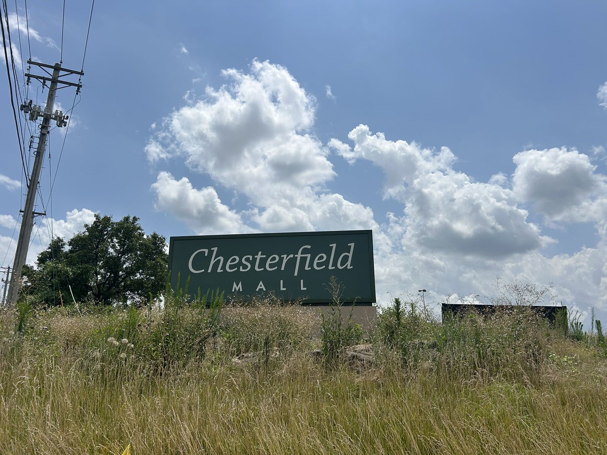 Lincoln_Wx's tweet image. Driving by the Chesterfield Mall (soon to be ‘Downtown Chesterfield’). Demolition is mostly finished, but anchor stores and signage still standing. Parts of the lot are used for Tesla storage.