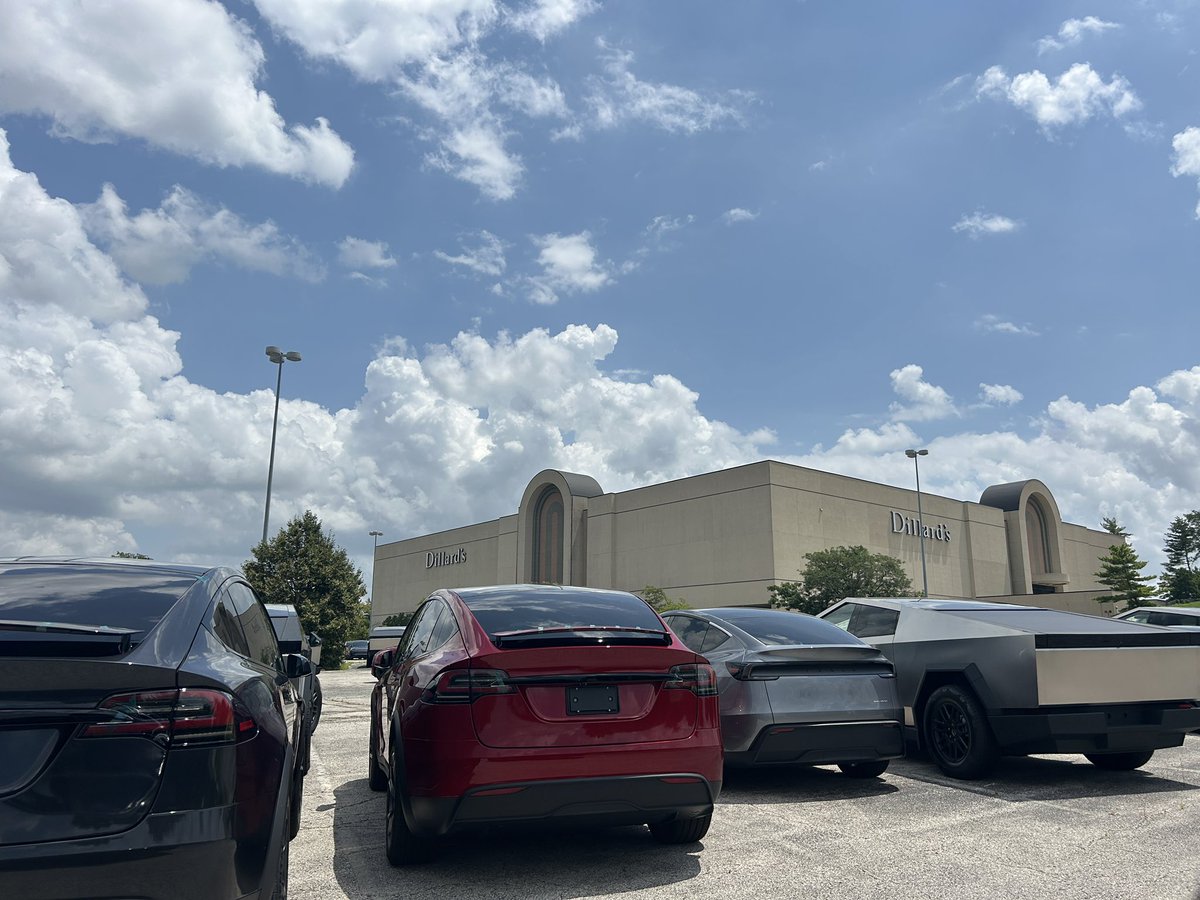 Lincoln_Wx's tweet image. Driving by the Chesterfield Mall (soon to be ‘Downtown Chesterfield’). Demolition is mostly finished, but anchor stores and signage still standing. Parts of the lot are used for Tesla storage.