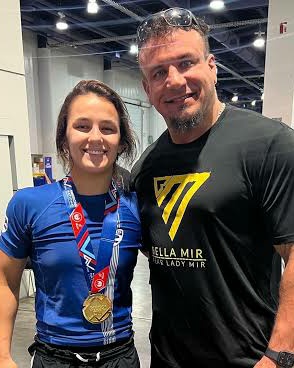 RedCorner_MMA's tweet image. Frank Mir’s daughter Bella Mir wants to fight Brock Lesnar’s daughter Mya Lesnar 😳👀
“I want to fight her and do the Brock Lesnar-Frank Mir trilogy, but in daughter form. I know Dana would 100% promote that.”
Via: @MMAFighting