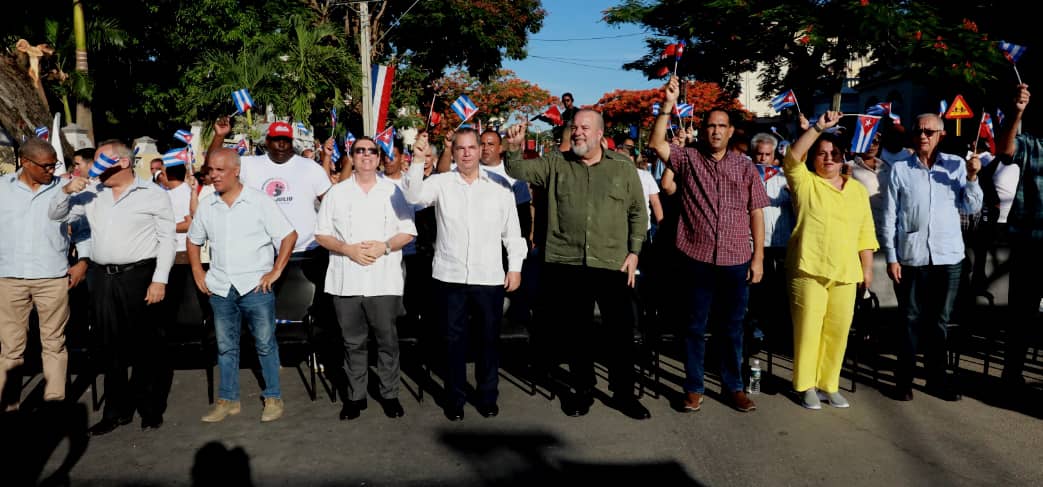 MMarreroCruz's tweet image. Hoy participamos, junto al pueblo capitalino de Diez de Octubre, en el acto provincial en saludo al aniversario 72 del asalto a los cuarteles Moncada y Carlos Manuel de Céspedes. Honramos a la generación que no dejó morir al Apóstol en el año de su centenario.

#CubaEstáFirme