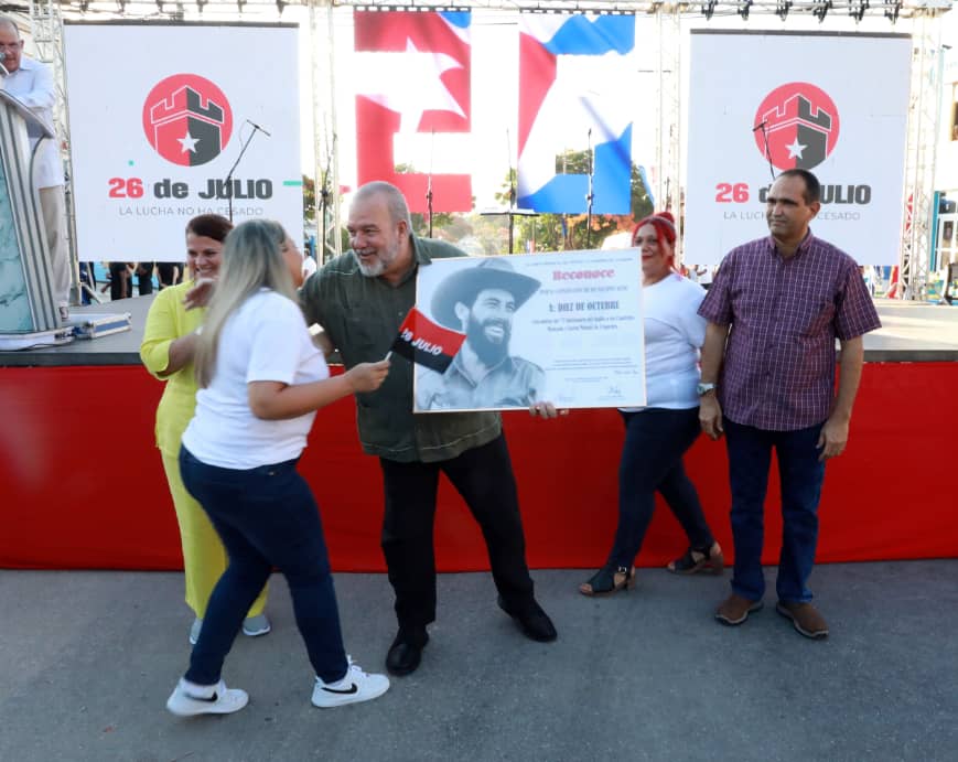 MMarreroCruz's tweet image. Hoy participamos, junto al pueblo capitalino de Diez de Octubre, en el acto provincial en saludo al aniversario 72 del asalto a los cuarteles Moncada y Carlos Manuel de Céspedes. Honramos a la generación que no dejó morir al Apóstol en el año de su centenario.

#CubaEstáFirme