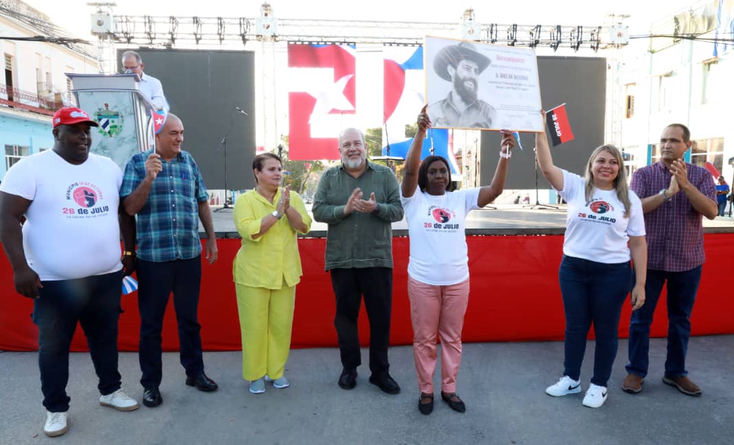 MMarreroCruz's tweet image. Hoy participamos, junto al pueblo capitalino de Diez de Octubre, en el acto provincial en saludo al aniversario 72 del asalto a los cuarteles Moncada y Carlos Manuel de Céspedes. Honramos a la generación que no dejó morir al Apóstol en el año de su centenario.

#CubaEstáFirme