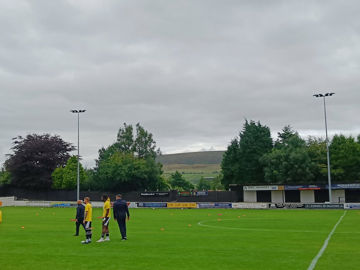 📍 Mossley (A).

We've arrived at Seel Park.

Kick-off coming up at 7.45pm.