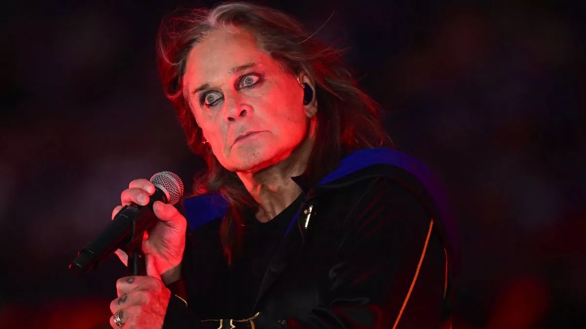 ChristoforosTo9's tweet image. Έφυγε ο θρύλος… 🖤
Ο Ozzy Osbourne, η εμβληματική φωνή των Black Sabbath και μια από τις πιο ξεχωριστές μορφές στην ιστορία της ροκ μουσικής, «έσβησε» σε ηλικία 76 ετών — λίγες μόνο μέρες μετά την τελευταία του εμφάνιση στη γενέτειρά του.
Για τη δική μας γενιά, το “Paranoid”…