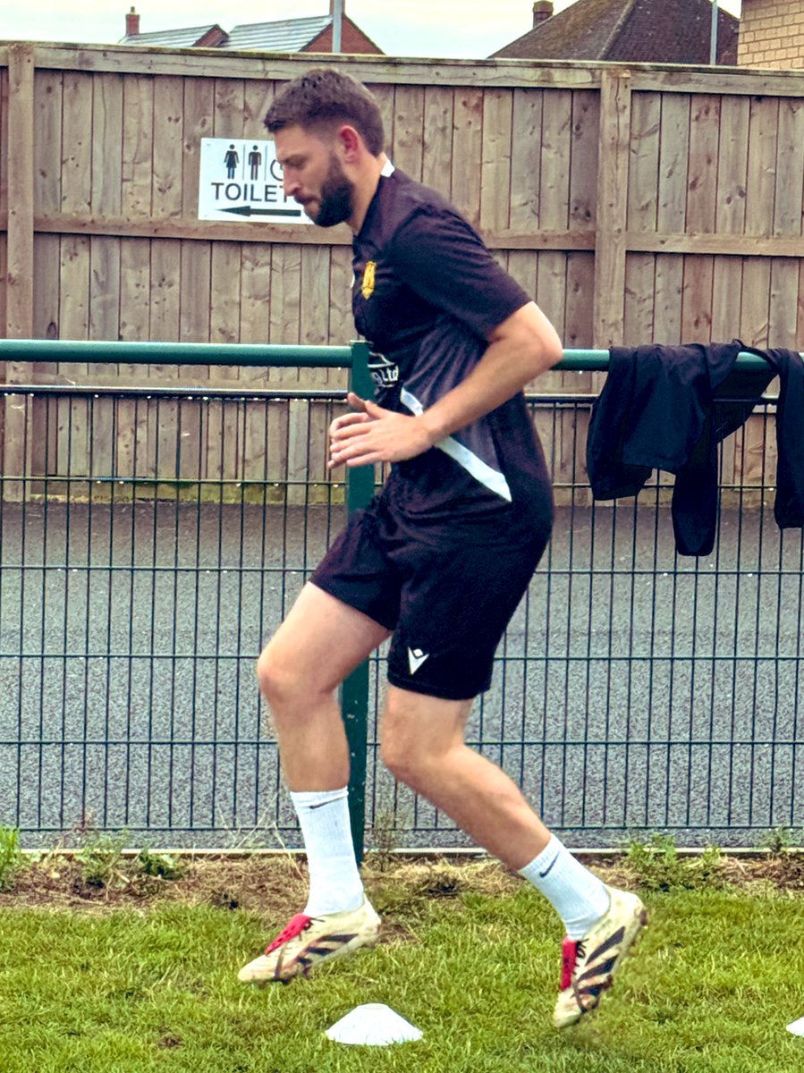 stotfoldfc's tweet photo. The lads limber up ahead of todayโs friendly against AFC Welwyn โ sharp, relaxed, and ready to enjoy the game. โฝ๐ #FriendlyFixture #GameDayVibes #UPTHEFOLD @AFC_Welwyn https://t.co/dqLCgG5cha