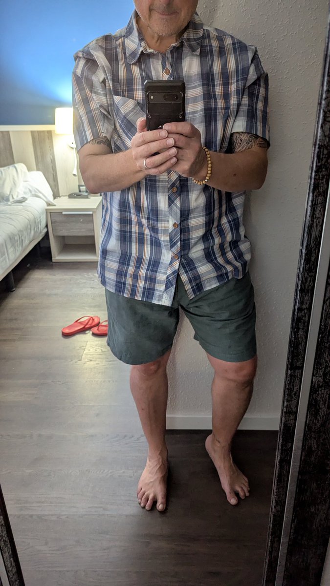 llewelyn20's tweet image. Yes, I manage to perfectly encapsulate a look that says 'yes here he is, the Englishman abroad, with the fashion sense of a baboon and clothes so strikingly mismatching they offend almost everyone, despite his linen shirts he thinks are so debonair it is laughable'.
That's me.