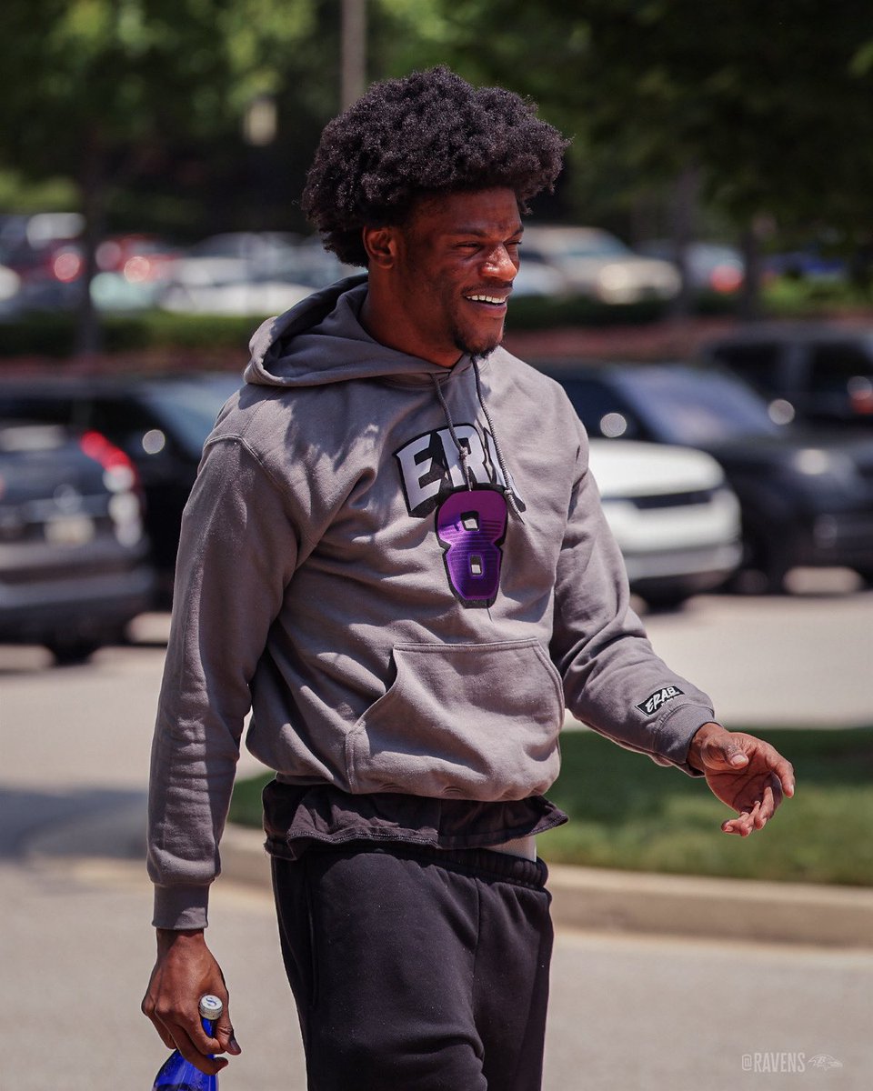 sportingnews's tweet image. Lamar Jackson arrives for his 8th NFL training camp 馃
馃摲: @Ravens