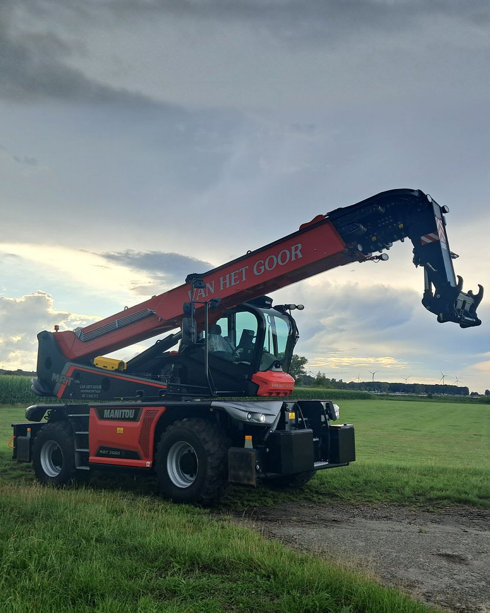 AlmatLaren's tweet photo. Onze vertegenwoordiger Jeroen Jacobs leverde onlangs een zeer complete nieuwe Manitou MRT 2660 af bij Van het Goor Verreikerverhuur in Doornspijk. Namens team Almat: veel werkplezier met deze mooie aanwinst! 👉 https://t.co/t1Y7YNJJqu https://t.co/VxKJOHxxZ7