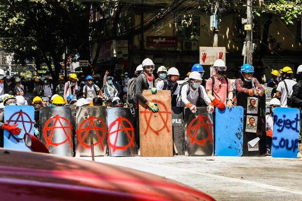 Thinc_Exworkers's tweet image. Right now—before the next wave of street protests—is the best time to learn how to make and use shields and reinforced banners.
Protect yourself and your community from rubber bullets, water cannons, batons, pepper spray, surveillance, and snatch squads.
crimethinc.com/reinforcedbann…
