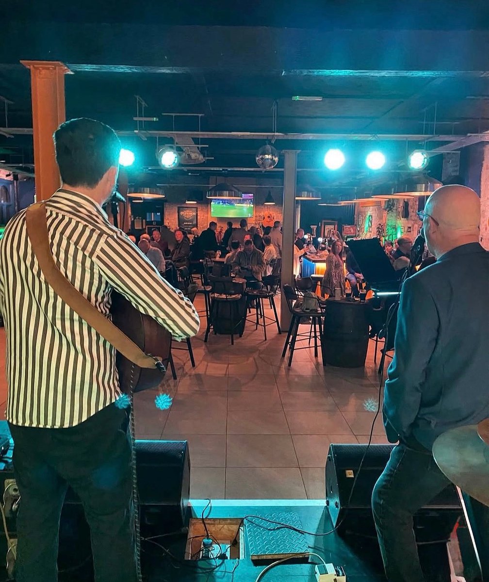 FitzpatricksWN's tweet photo. 𝐏𝐥𝐚𝐧𝐬 𝐭𝐡𝐢𝐬 𝐰𝐞𝐞𝐤? ☘️

From non-stop live sport on multiple big screens (you’ll never miss a goal, try or knockout 👊), to incredible live music every Thursday through Sunday 🎤🎸

Tag your crew. Pull up a chair. 𝐓𝐡𝐞 𝐠𝐨𝐨𝐝 𝐭𝐢𝐦𝐞𝐬 𝐬𝐭𝐚𝐫𝐭 𝐡𝐞𝐫𝐞 ☘️🇮🇪 https://t.co/QQrMNkM5Og