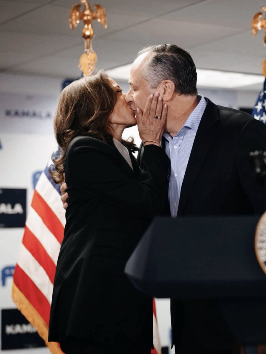 kamalasnaps's tweet image. #ThrowbackTuesday: July 22, 2024
Just one day after President @JoeBiden passed the torch and endorsed her for President, @KamalaHarris walked into the campaign office to a roar of support, introduced by none other than her husband, @DouglasEmhoff 💙
📸: Erin Schaff