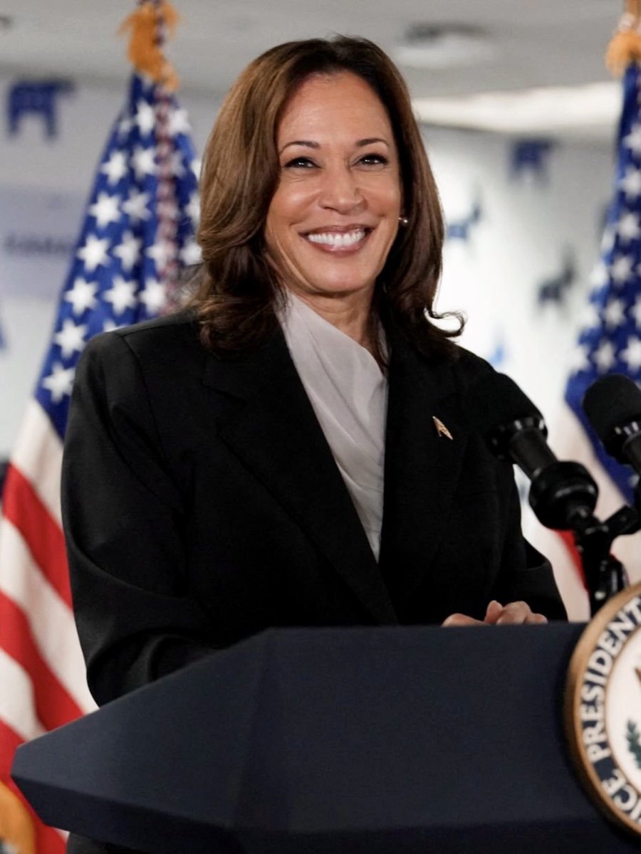 kamalasnaps's tweet image. #ThrowbackTuesday: July 22, 2024
Just one day after President @JoeBiden passed the torch and endorsed her for President, @KamalaHarris walked into the campaign office to a roar of support, introduced by none other than her husband, @DouglasEmhoff 💙
📸: Erin Schaff