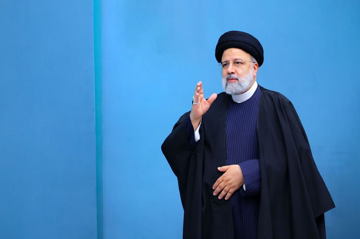 sr99131401's tweet image. سلام خدا بر تو
و بر مجاهدتهای شبانه روزی تو
۳ سال حتی اجازه ندادی برق ده کوره های دور افتاده ی ایران قطع شود
و حالا ما و گرمای بیسابقه و قطعی های مکرر هر روزه
و دولتی که دنبال فیلترینگ و کنسرت و دیدن و غش و ضعف کردن برای فیلم های پیرپسرو....
#دولت_علیل