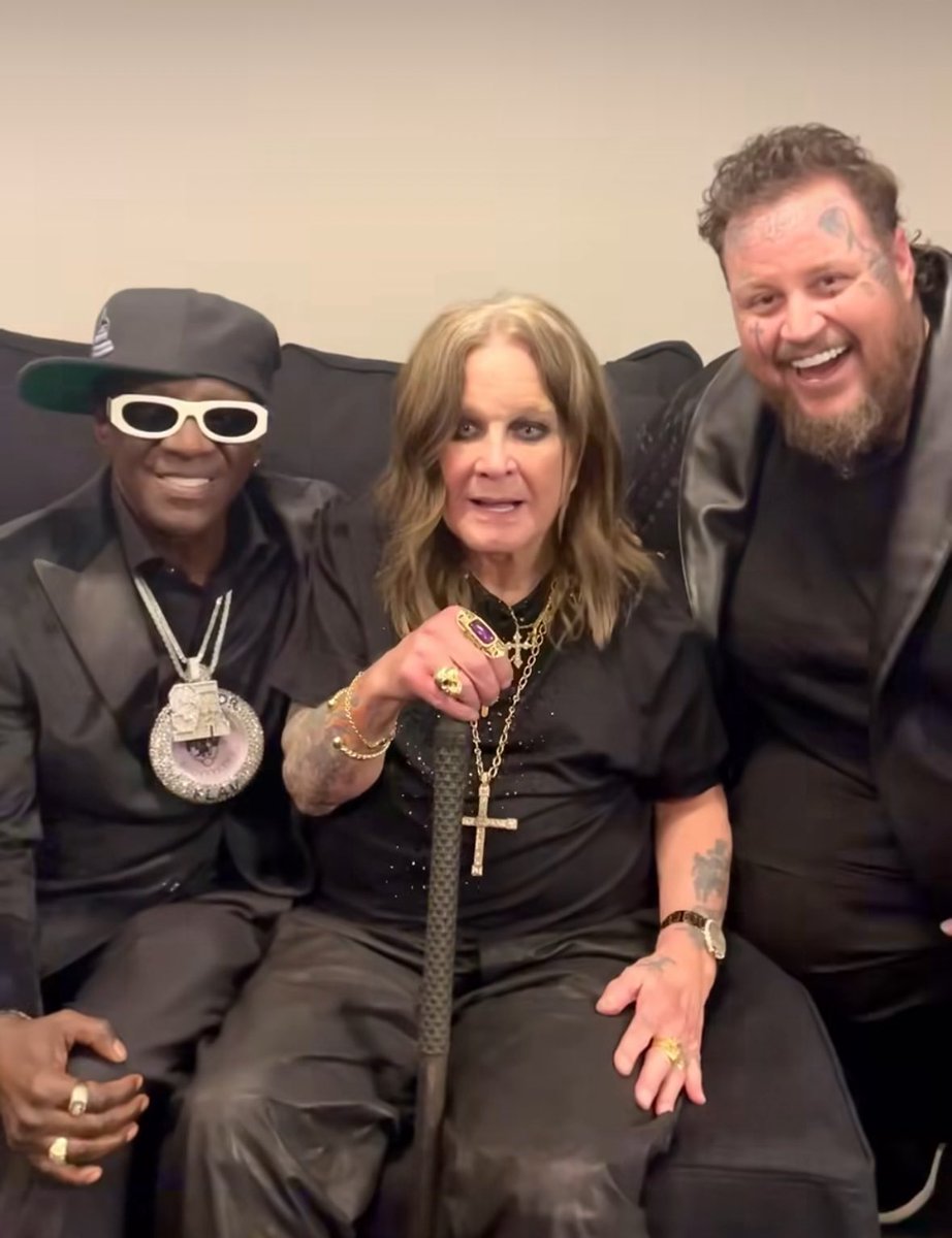 FlavorFlav's tweet image. Man,,, real heart broken over the passing of OZZY OSBOURNE,,, we go way back and it was a real honor to watch him get inducted into the @rockhall last year. Sending my love and prayers to Sharon and his kids and whole family. RIP 🤍