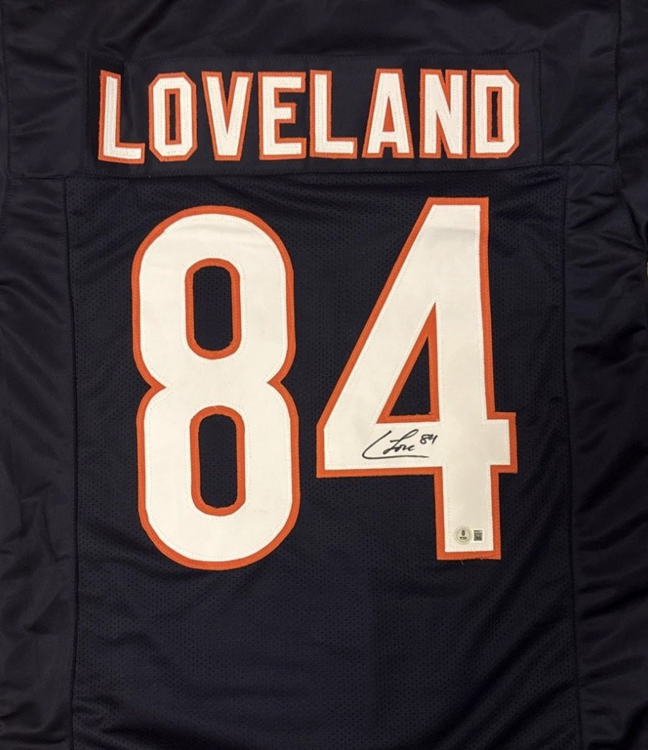 Alright he is ready for training camp so 1 lucky 🍀 winner for a Colston Loveland Autographed jersey #DaBears 🐻⬇️

To Enter:

1️⃣ Like &amp; RT 👍
2️⃣ Follow Us 🤝
⏰ Winner Announced - 7/29