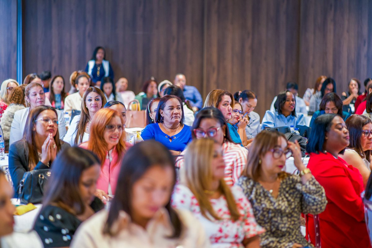 En el marco de la conferencia “Importancia de la Descentralización y el Desarrollo Local para el Bienestar de la Gente”, estuve junto a las mujeres municipalistas de @unmundo_rd en un espacio de diálogo enriquecedor.

Las mujeres municipalistas continúan creciendo y