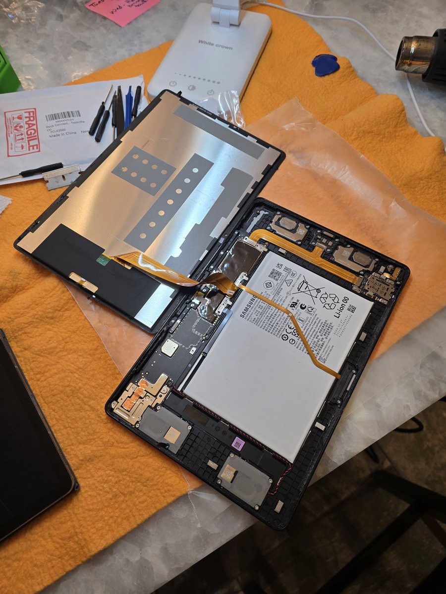 1972RanPar's tweet image. Replaced the charge port on the boy's tablet. Super fun work! But I got it back together and everything works.