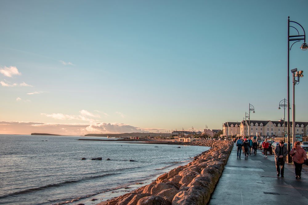 Ugly scenes ahead of #ElPromenadico this evening as followers of both sides clashed on Salthill Promenade 

A mob of United supporters attacked Killorans and Lonergans with other bystanders threatened with eviction by home fans
