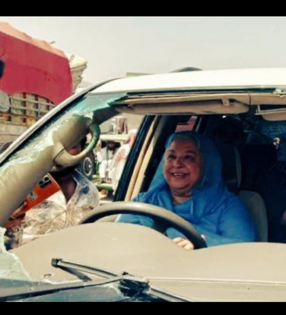 یہ مسکراہٹ تتمہاری ہار کی دلیل ہے! ۱۰ سال ایک بزرگ خاتون کو! پیچھے نہیں ہٹنے والے!
