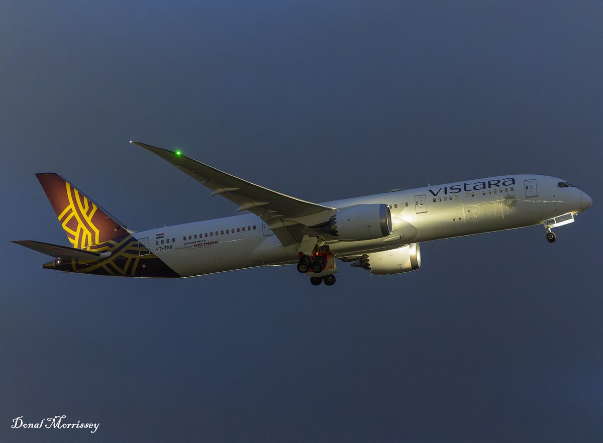 birrlad's tweet image. A bit of late evening photograph @HeathrowAirport of @airindia (Vistara) @Boeing 787-9 aircraft departing to Delhi.
VT-TSO taken from @Marriott Courtyard Terrace Bar.
VT-TSN taken from the @ThistleHotels viewing deck.
#aviation #Heathrow #Boeing #planespotting #airindia