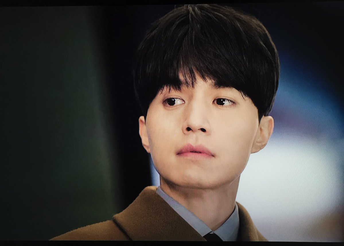 ElasLittleWorld's tweet image. Ep2 from #TouchYourHeart with #LeeDongWook #YooInNa was so cute! He dropped her the first time and stepped aside. The second time, he caught her, and his gaze changed, too. From dismissive to almost affectionate. "I didn't dodge this time." And I'm melting away. This chemistry.🥹