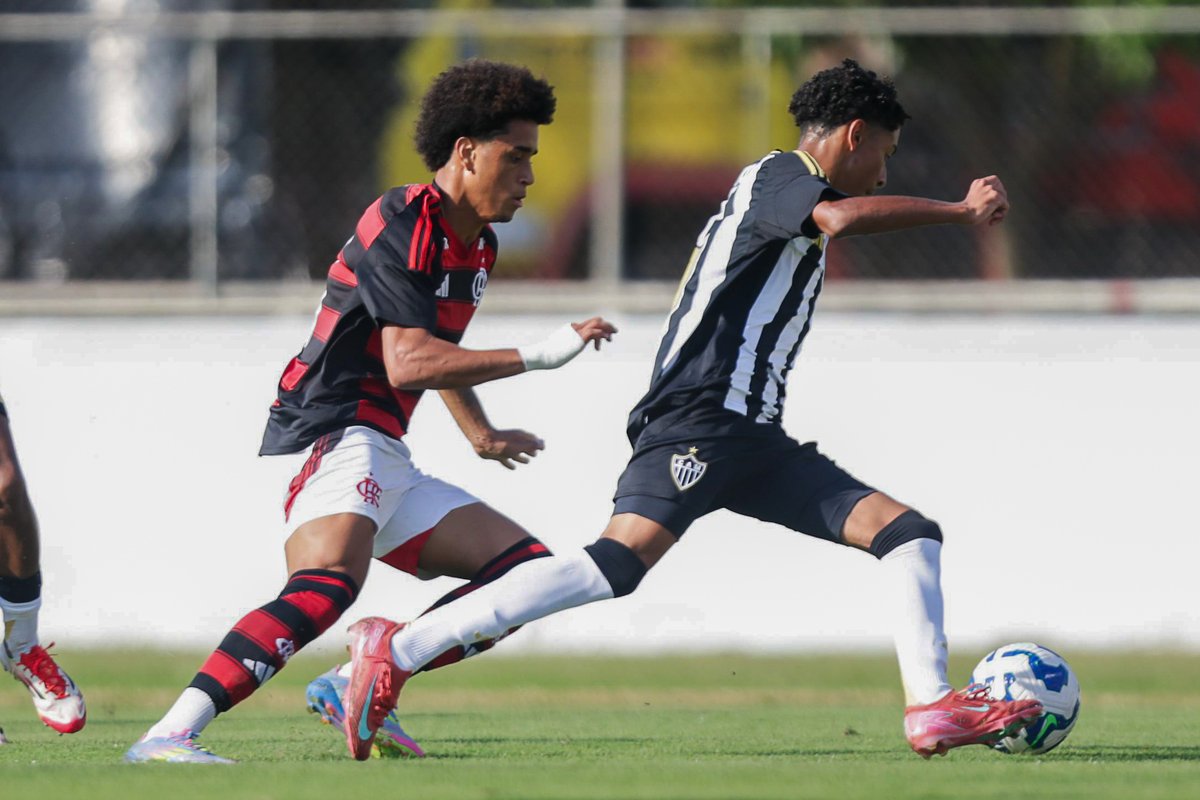 GaloNaBase's tweet image. Fim de primeiro tempo na Gávea: Flamengo 1x1 Atlético.
O gol alvinegro foi marcado pelo Samuel Deus, aos 24 minutos.
📷: Gilvan de Souza/CRF
#CriasDoGalo #CampeonatoBrasileiroSub17 #FLAxCAM