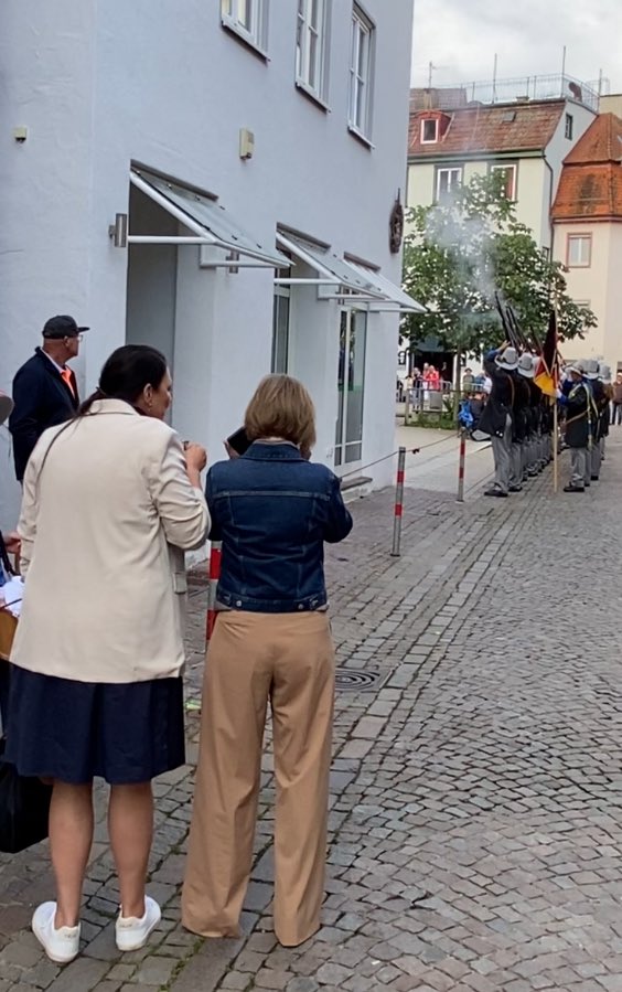 olk_julian's tweet image. Unterwegs mit #Grünen-Chefin @fbrantner in ihrer BW-Heimat. Brantner ist schon im Wahlkampfmodus für die bedeutende Landtagswahl: Die neue Bundesregierung sei „noch zerstrittener als die Ampel“ und der CDU-Spitzenkandidat sei der, „den keiner kennt“ (gemeint ist @HagelManuel).