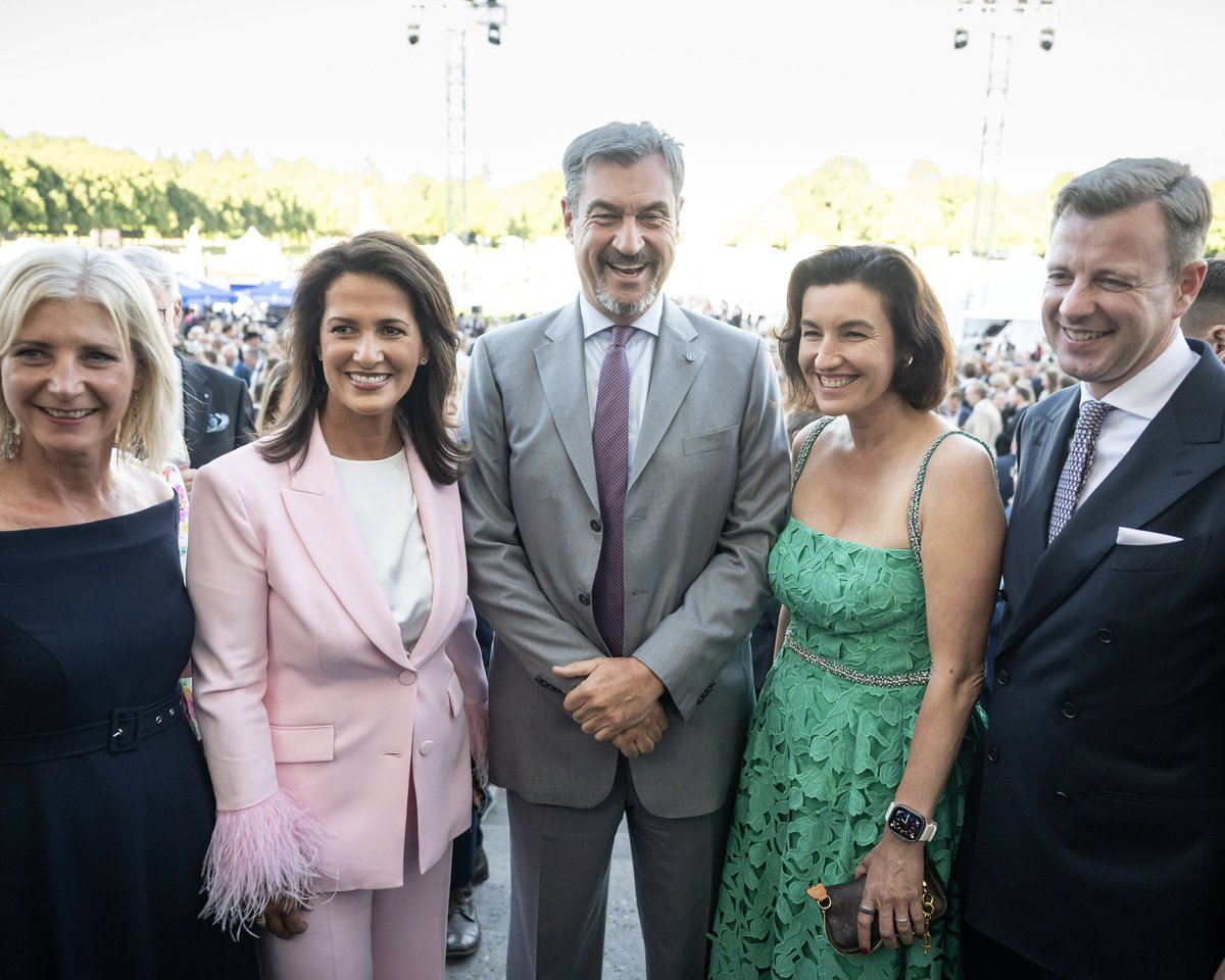 Markus_Soeder's tweet image. Ein besonderer Abend im Neuen Schloss Schleißheim – gemeinsam mit Landtagspräsidentin @IlseAigner beim Sommerempfang des @Landtag_Bayern. Dieses Fest ist ein starkes Zeichen der Wertschätzung für all jene, die Bayern durch ihren Einsatz im #Ehrenamt, in Hilfsorganisationen oder…