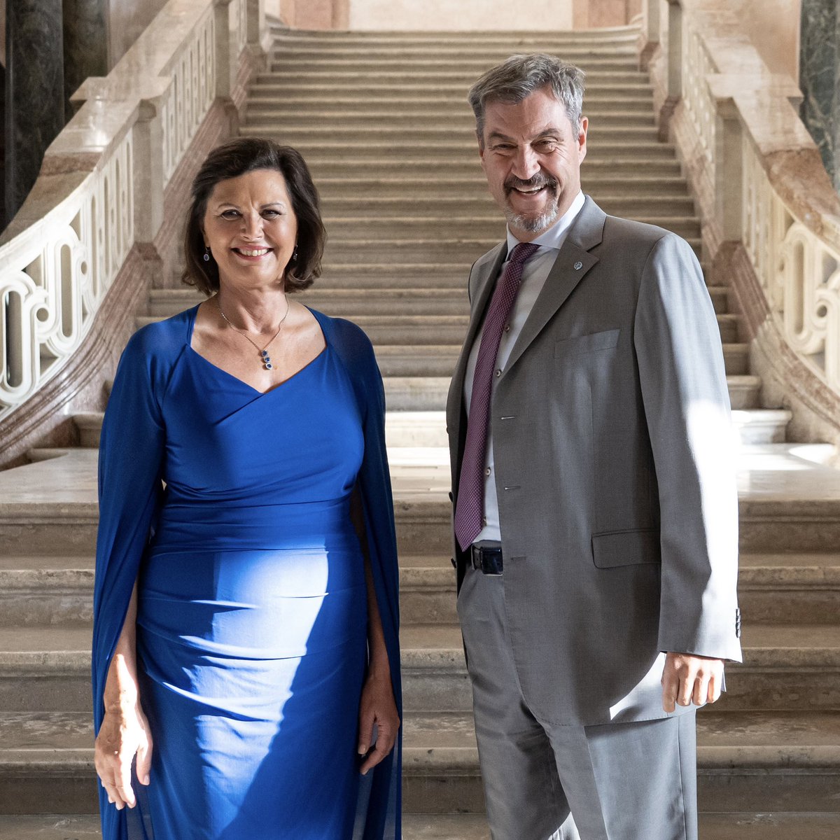 Markus_Soeder's tweet image. Ein besonderer Abend im Neuen Schloss Schleißheim – gemeinsam mit Landtagspräsidentin @IlseAigner beim Sommerempfang des @Landtag_Bayern. Dieses Fest ist ein starkes Zeichen der Wertschätzung für all jene, die Bayern durch ihren Einsatz im #Ehrenamt, in Hilfsorganisationen oder…