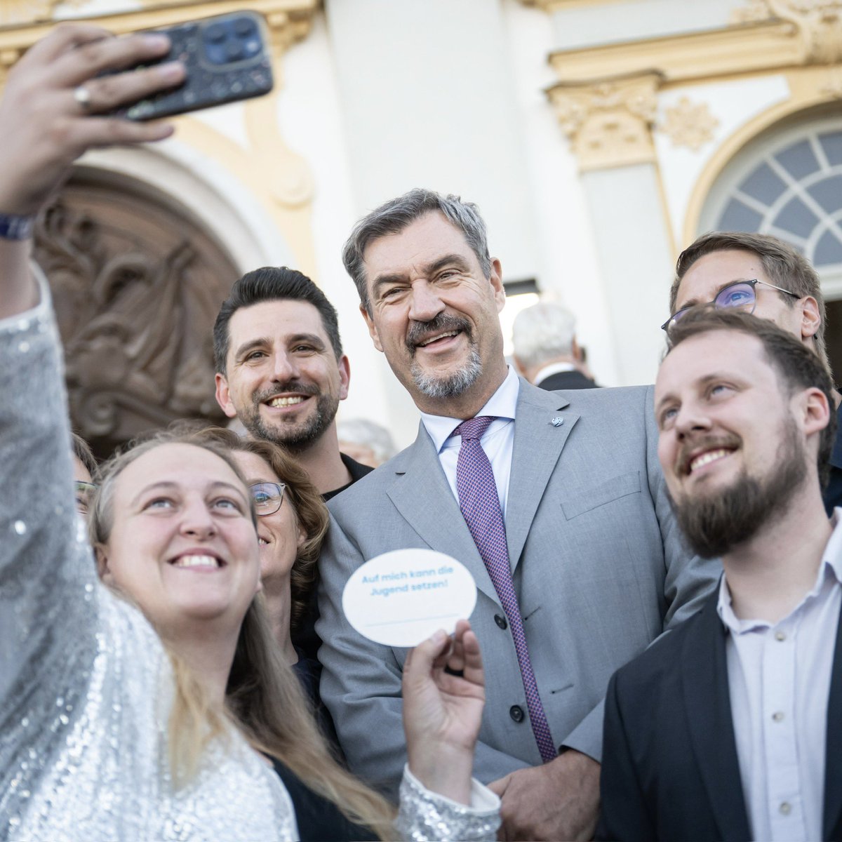 Markus_Soeder's tweet image. Ein besonderer Abend im Neuen Schloss Schleißheim – gemeinsam mit Landtagspräsidentin @IlseAigner beim Sommerempfang des @Landtag_Bayern. Dieses Fest ist ein starkes Zeichen der Wertschätzung für all jene, die Bayern durch ihren Einsatz im #Ehrenamt, in Hilfsorganisationen oder…