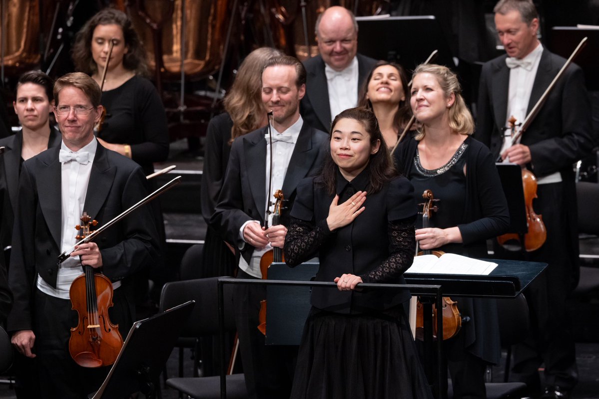 Das war das erste Orchesterkonzert der Bregenzer Festspiele mit Elim Chan und der Mezzosopranistin Rihab Chaieb!

Danke für diesen Abend! Das nächste Orchesterkonzert mit Jukka-Pekka Saraste findet am Sonntag zur Matinee statt!

📷 Bregenzer Festspiele / Tatjana Schnalzger