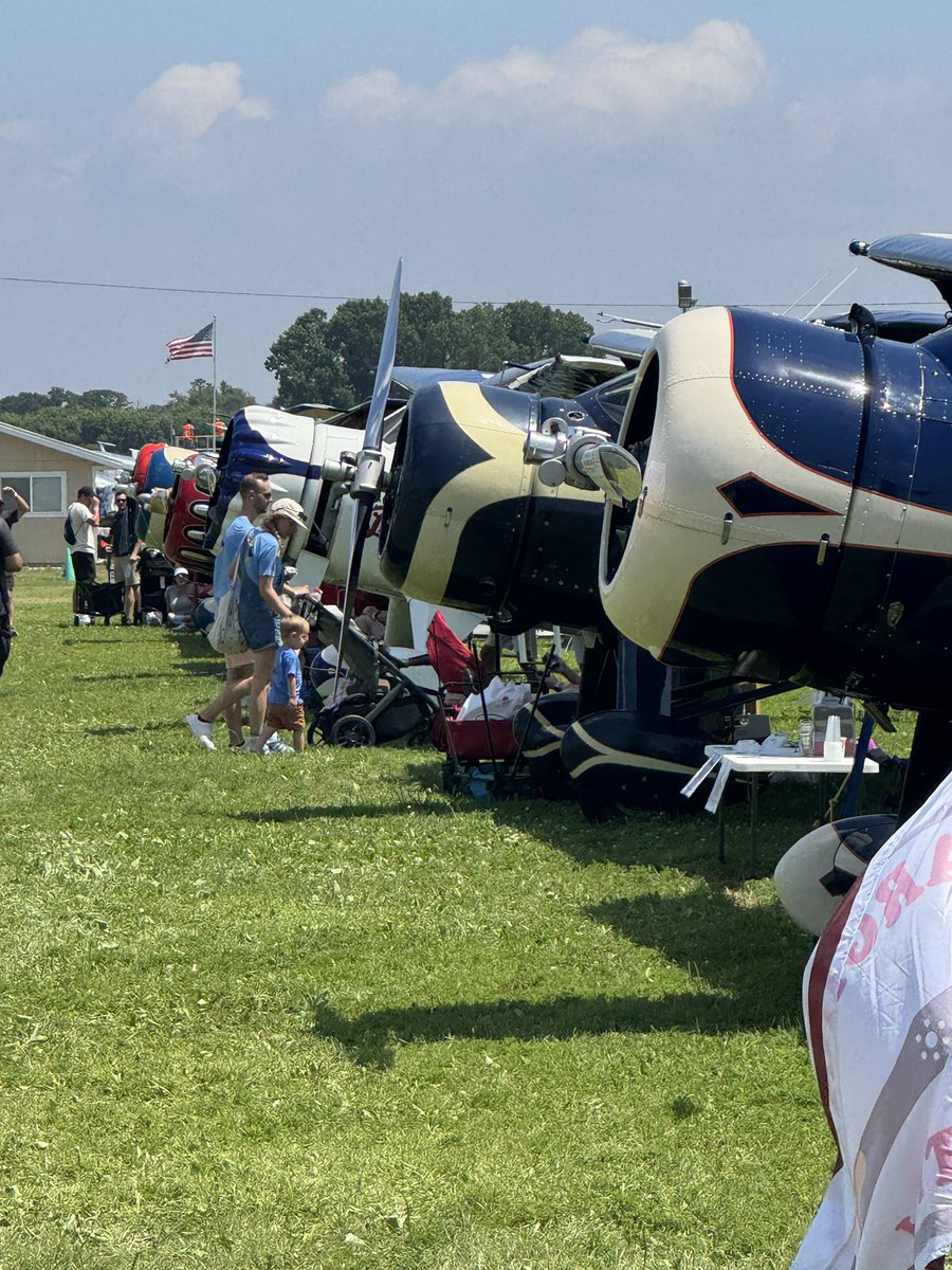jumpjim's tweet image. .. In the days when flying was glamorous. I’m in love with the Beech Staggerwing 🥰 (Yellow one)
#avgeek #avgeeks #OSH25 #Oshkosh2025