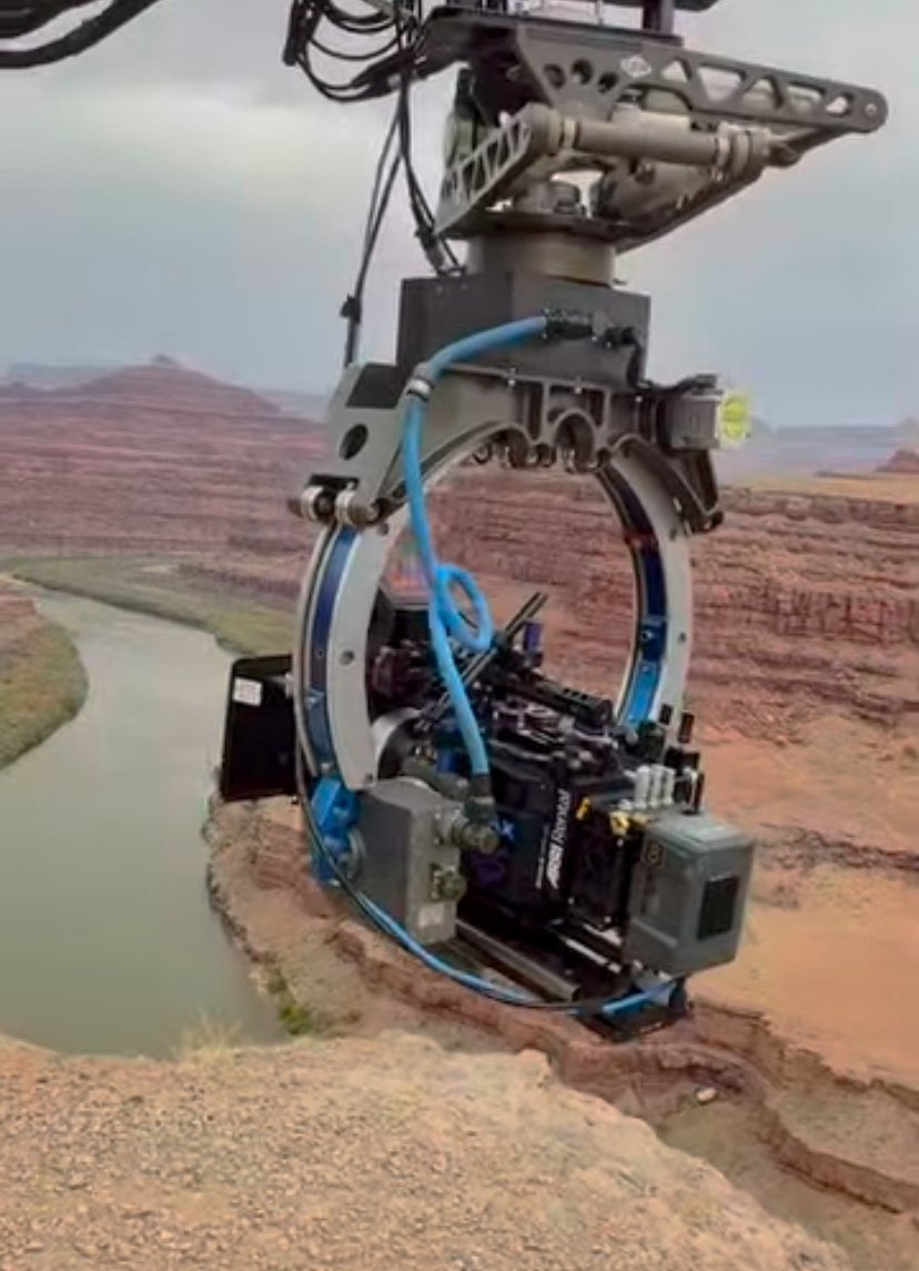 Mr_goji54's tweet image. Filming at the Canyon for #GodzillaXKongSupernova #IMAX
Credit: baileynagy & englishsly