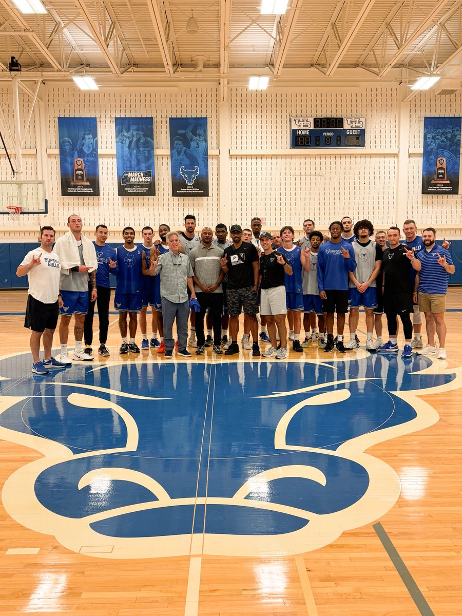 CoachGH3's tweet image. Loved having @UBuffaloMBB great @RodMiddleton22 and longtime supporter Burt Rubin in for our workout today! They got to watch some studs in @cj_ball_is_LIfe and Mitch Watt get after it with our guys !!! #ForeverABull🤘🏼