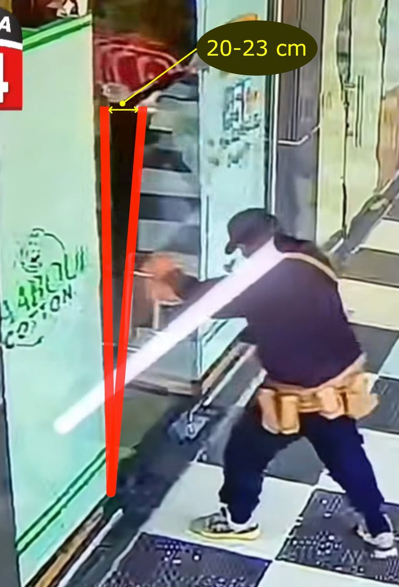 DaraAbdall77823's tweet image. هذا عنصر من "وزارة الدفاع" يحاول البحث عن العصابات المسلحة في إحدى المتاجر. "وزارة الداخلية" تدين بأشد العبارات مَنْ ركّب الزجاج لأنّه تكسّر بسرعة، وستقوم بعملية إصلاح كبيرة للواجهات الزجاجية للمحلات كي تقاوم عمليات التعفيش التي يقوم بها عناصر "وزارة الدفاع".