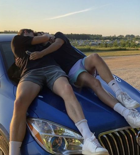 Contigo puedo darme el lujo de ilusionarme inocentemente, de disfrutar intensamente y de vivir con tranquilidad. Contigo puedo amar en silencio, a gritos y a carcajadas. Contigo el amor es de todos los colores.