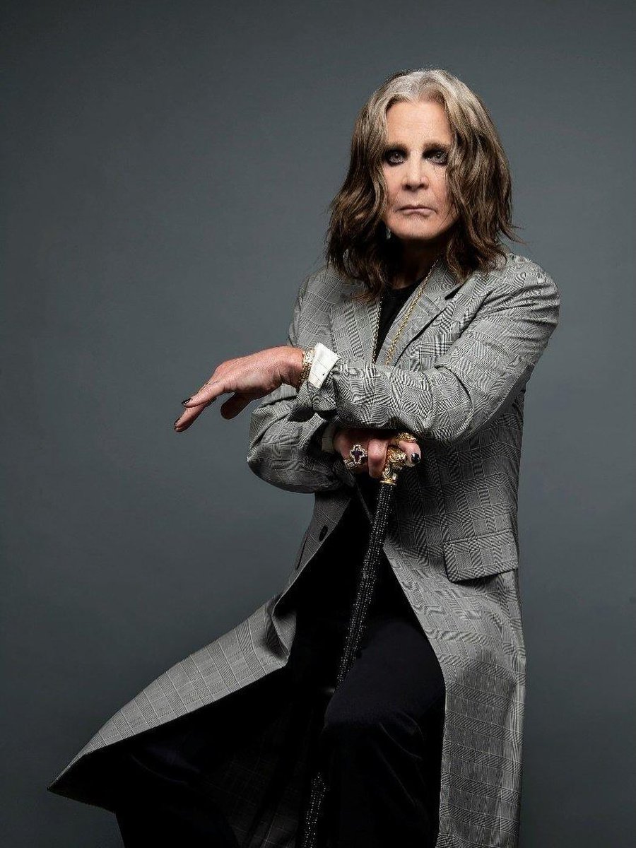 Ha fallecido Ozzy Osbourne.
El alma de Black Sabbath.
El rugido más oscuro del rock.
Una leyenda que hizo del exceso, arte.
Su voz quedará para siempre.
Gracias por tanto, Ozzy. Descansa en paz.