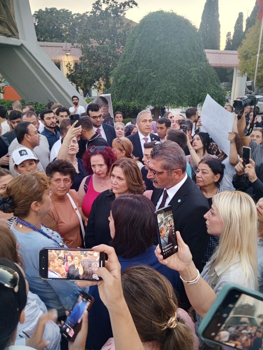 Müsavat Dervişoğlu'nun eşi Nahide Dervişoğlu, Yasemin Minguzzi'ye destek için Bakırköy Meydanı'na gitti.