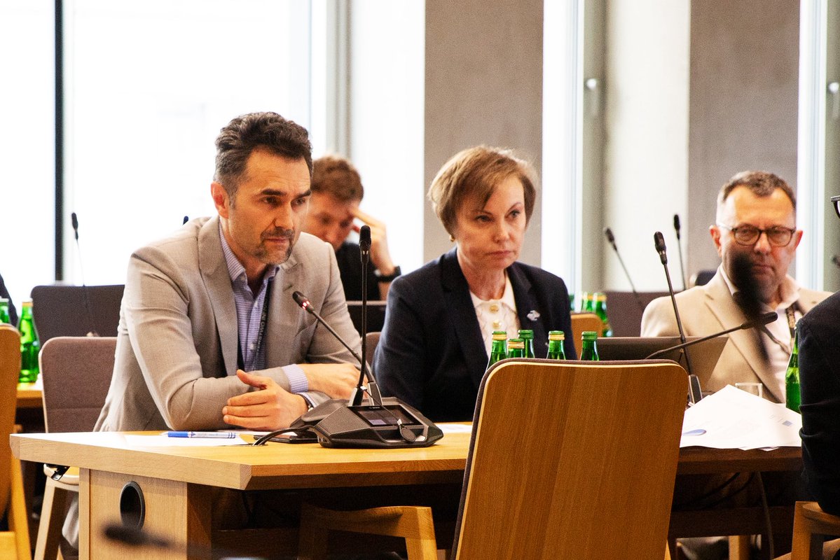 MI_GOV_PL's tweet image. 📍Trwa komisja sejmowa na której posłowie pytają o sytuację w PKP CARGO - odpowiada wiceminister Piotr Malepszak, odpowiedzialny za kolej w Ministerstwie Infrastruktury. Przedstawił twarde dane, które jasno pokazują, jak głębokich zaniedbań dopuszczono się w spółce w latach…