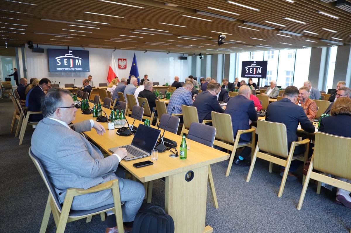 MI_GOV_PL's tweet image. 📍Trwa komisja sejmowa na której posłowie pytają o sytuację w PKP CARGO - odpowiada wiceminister Piotr Malepszak, odpowiedzialny za kolej w Ministerstwie Infrastruktury. Przedstawił twarde dane, które jasno pokazują, jak głębokich zaniedbań dopuszczono się w spółce w latach…
