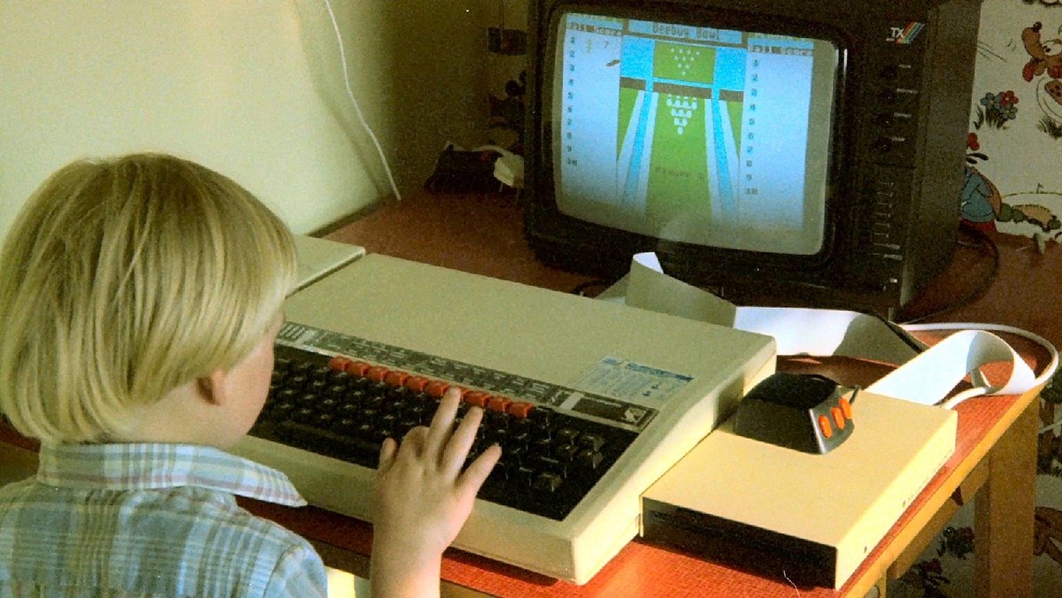 daveactv's tweet image. &apos;My son on a BBC B Computer, RGB TV/Monitor, Floppy Disc Drive &amp;amp; Teletext Adapter &amp;amp; 3-Button mouse - our family home Computer System of 40 years ago&apos; Found a second image that shows the screen output a little better #memory #BBCComputer #HomeComputing