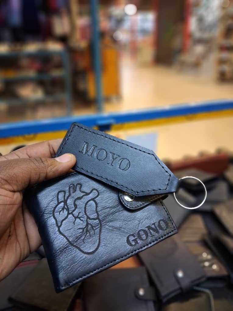 DEHWEAR's tweet photo. ๐ Style That Speaks Your Name
Get a customized genuine leather wallet and key holder โ both stamped with your name or initials.
๐ฟ๐ผ Proudly handmade in Zimbabwe
๐ต Only $35
๐ฉ DM to order yours today
#DehwearIsikhumba #ZimMade #LeatherCombo #CustomCrafted #SupportLocal https://t.co/2DJRupe4Hs