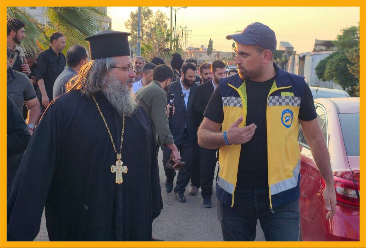 guzel_olalim's tweet image. اللحظات الأولى لخروج بعض العوائل من #السويداء تحت إشراف الهلال الأحمر، وسط استقبال رسمي من قائد قوات الأمن الداخلي في #السويداء، العميد أحمد دالاتي.